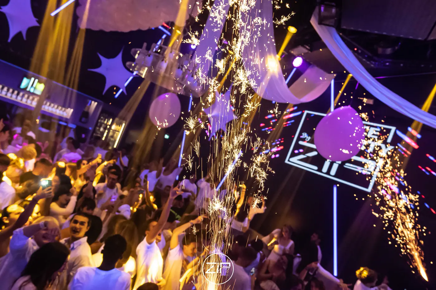 Fontaines à étincelles au-dessus de la piste du Zip Club pendant une soirée blanche